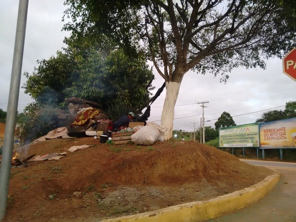 Homem se abrigava no Trevo da Onça. Foto: Blog Marcos Frahm