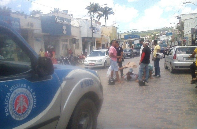 Mototaxista caiu da moto na Rua Avelar