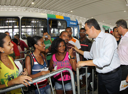 Governador Rui Costa conversa com populares em metrô