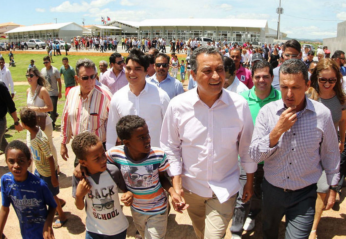 Chamado de #RuiCorreria, governador não para