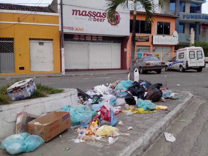 Lixo ficou acumulado nas ruas. Foto: Repórter Wellington Ferreira 