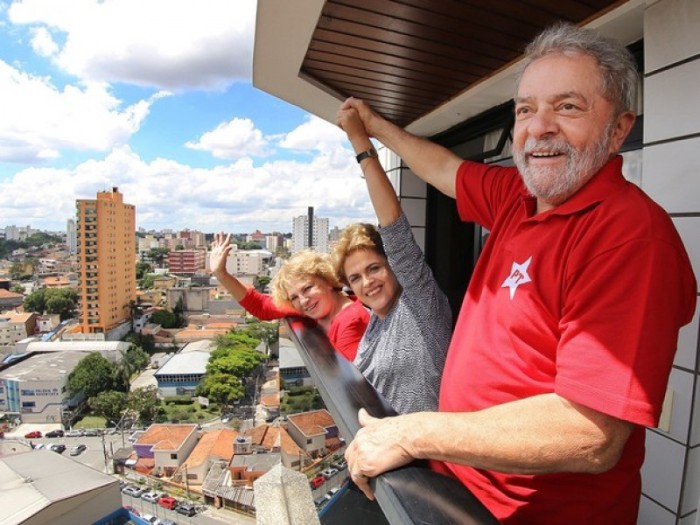 Lula e Dilma acenam para manifestantes da najela 