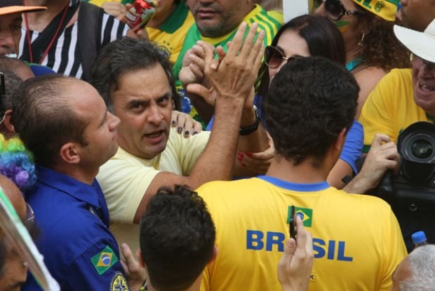 Aécio Neves foi hostilizado e teve de deixar o protesto