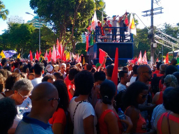Manifestantes em ato a a favor do governo Dilma
