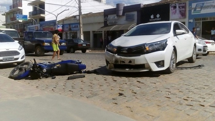 Corolla bateu com moto na Rua Avelar. Fotos: Repórter Sílvio Senna