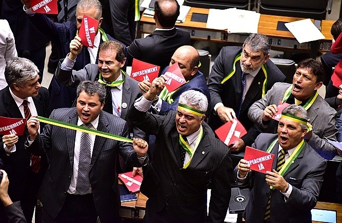 Deputados contra comemoram. Zeca Ribeiro/Câmara dos Deputados