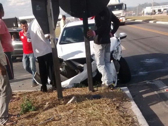 Carro bateu ainda com placa. Foto: Leitor via WhatsApp 