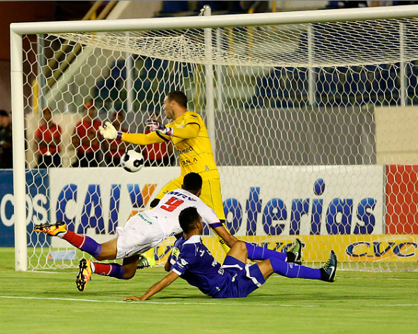 Hernane usou a cabeça para marca 1º gol. Foto: Jorge Henrique/Futura Press