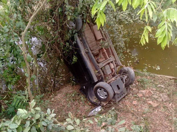 Carro dirigido por mulher caiu da ponte. Foto: Giro em Ipiaú