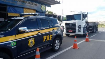 Caminhão foi apreendido na BR-116. Foto: Divulgação/PRF
