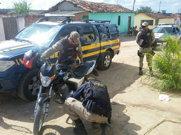 PRF e PM apreende moto roubada. Foto: Divulgação/PRF