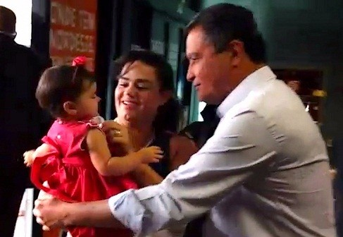 Rui se encontra com família no Aeroporto. Foto: Divulgação