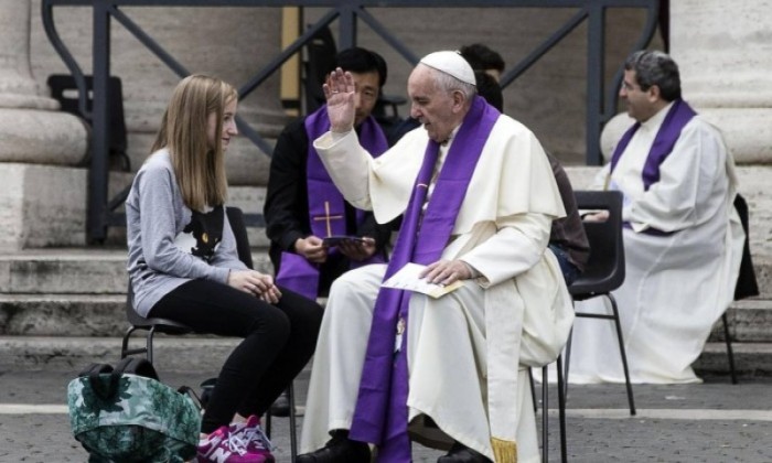 Papa Francisco surpreende adolescentes. Foto: Reprodução