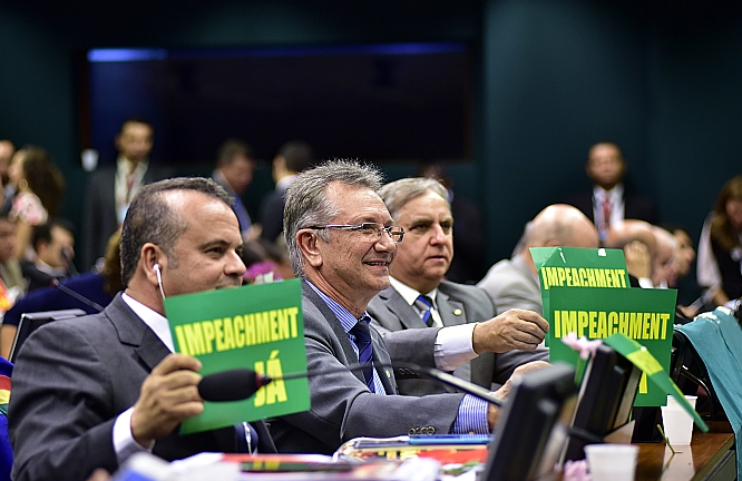 Opositores comemoram aprovação. Zeca Ribeiro/Câmara dos Deputados