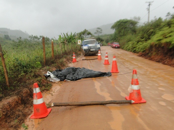 Homens caíram mortos na margem da estrada. Fotos: Blog Marcos Frahm