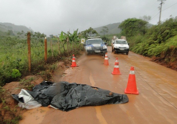 Corpos permanecem na chuva. Foto: Blog Marcos Frahm