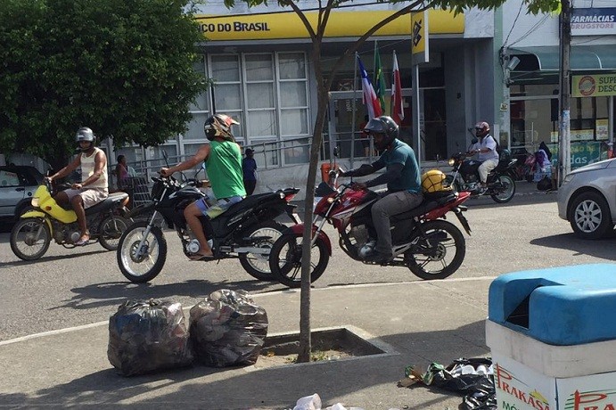 Lixo em frente ao Banco do Brasil. Foto; Souza Andrade