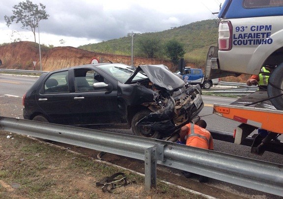 Fiat Pálio ficou danificado em acidente 