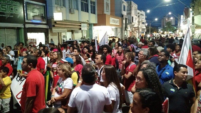 Manifestantes na Rua 2 de Julho. Fotos: Tiago Enrique