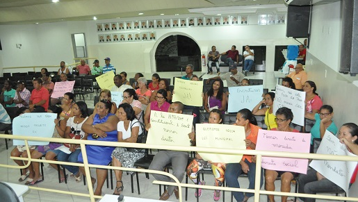 Moradores protestam em sessão. Foto: João Lourenço