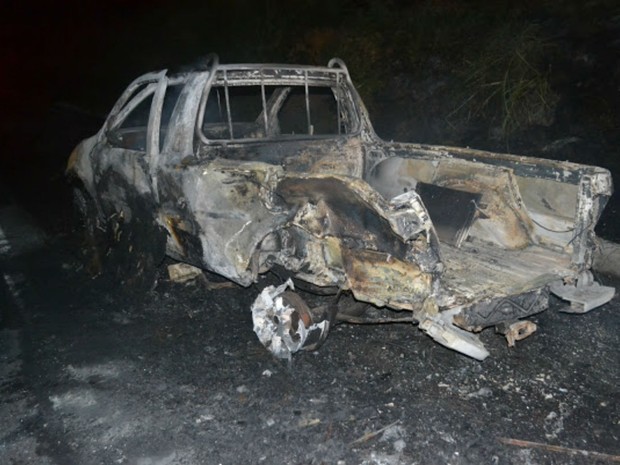 Carros bateram e pegaram fogo. Foto: Portal Jaguarari