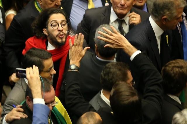 Jean Wyllys cospe em Bolsonaro durante votação do impeachment