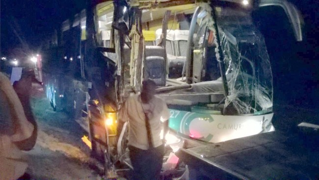 Ônibus teve parte frontal danificada. Foto: Portal Poçoes
