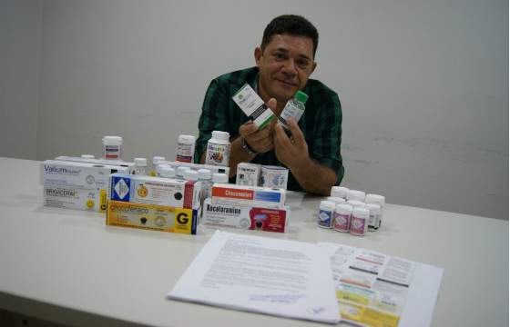 Antônio mostra produtos registrados em cartório. Foto: iBahia