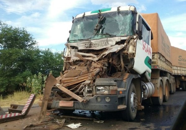 Veículo bateu na traseira de outro. Foto: Blog do Sigi Vilares