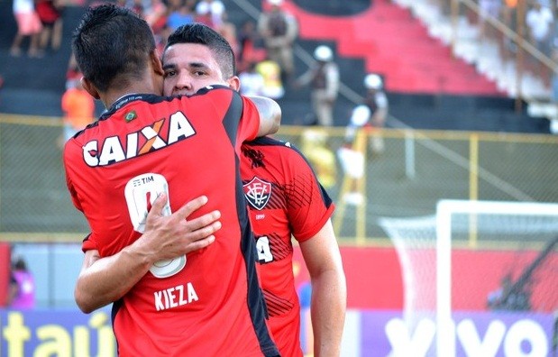 Kieza (de costas) comemora gol do Vitória sobre o Corinthians