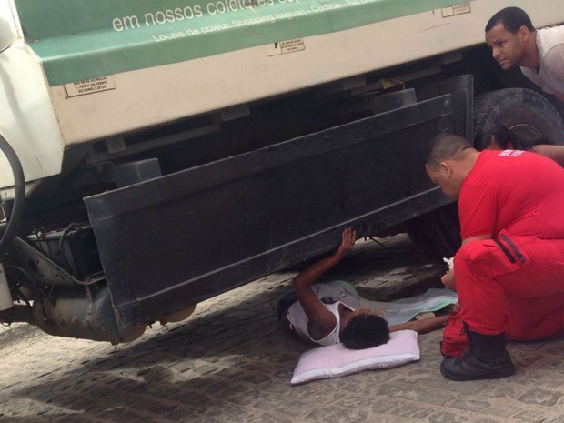 Mulher ficou presa embaixo do veículo após atropelo. Foto: Sandy Santos