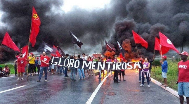 Manifestantes fecham a BR-101. Foto: Leitor BMF | WhatsApp 