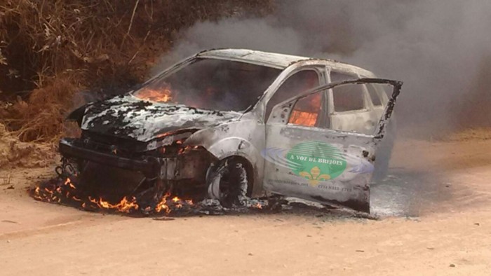 Ford Fiesta ficou destruído. Foto: A Voz de Brejões | Facebook