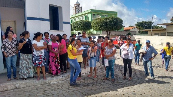 Moradores protestam em frente à Embasa. Foto: Sérgio Sioly