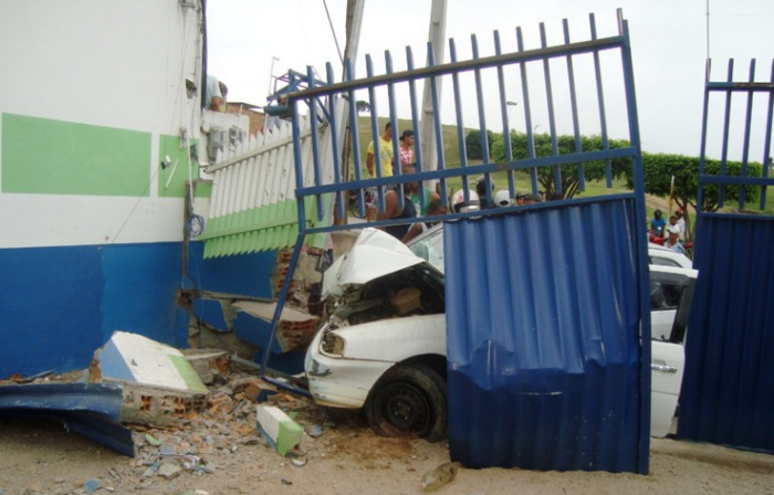 Gol destruiu portão de imóvel. Foto: Reprodução | Mídia Bahia