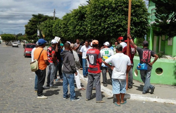 Funcionários na frente da Prefeitura. Foto: Repórter Roberto Brito