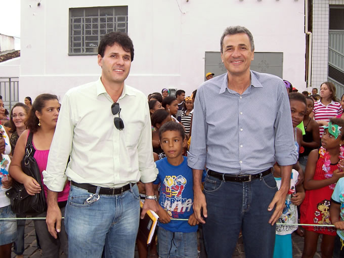 Jadiel de blusa cinza, ao lado do irmão prefeito