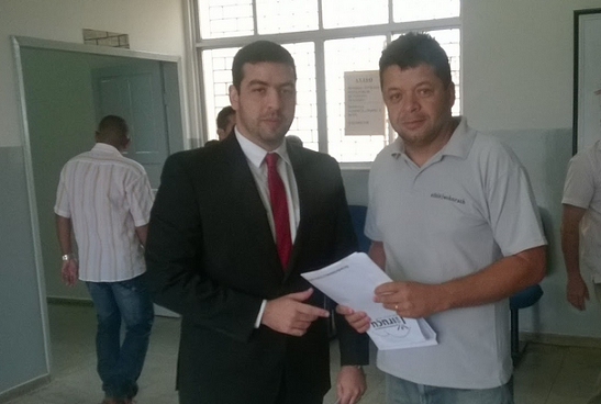 Blogueiro entrega documento ao Dr. Saulo. Foto: Itiruçu Notícas