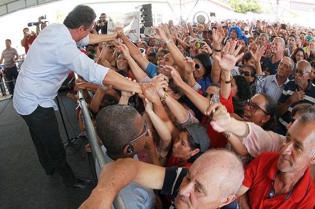 Governador é ovacionado por populares no Sudoeste