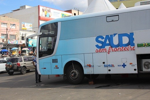 Unidade móvel recebeu doadores na Praça da Bandeira, em Jequié. 