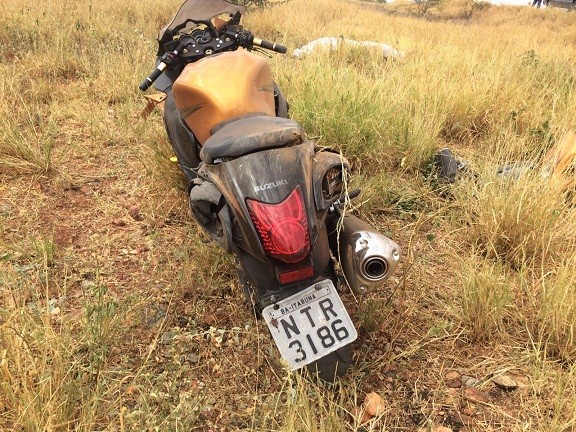 Motocicleta Suzuki Hayabusa saiu da pista ao passar por uma curva