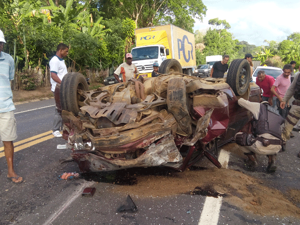 Carro Parati ficou destruído.  Foto: Ubaitaba Urgente