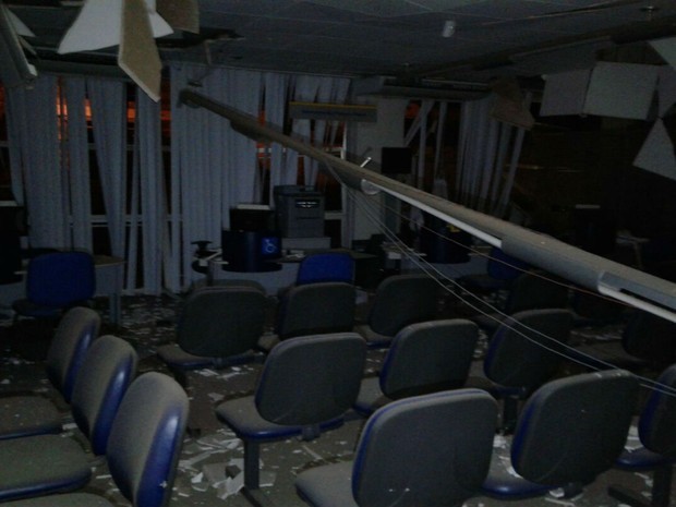 Parte da agência ficou destruída após o crime. Foto: Informe Baiano