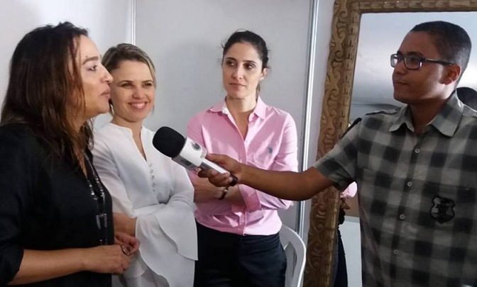 Jornalista Tiago Henrique entrevista grupo