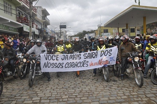 Mototaxistas exibem faixa em homenagem a Regivaldo
