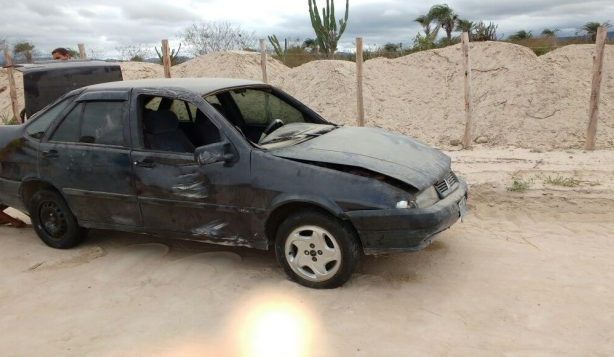 Carro Fiat Tempra ficou danificado. Foto: Criativaonline