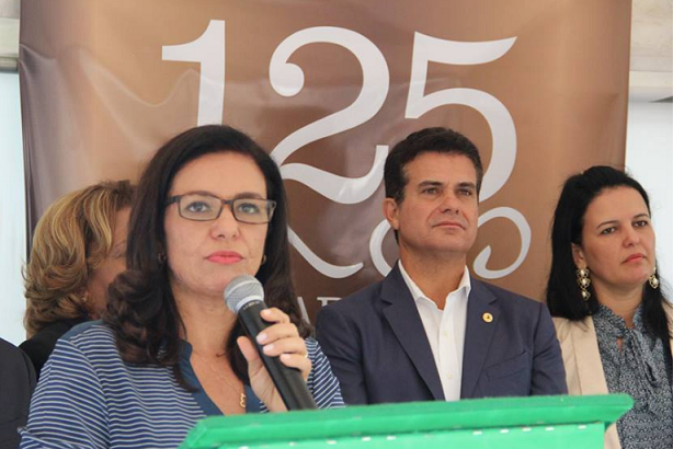 Prefeita Karina Silva ler mensagem. Foto: Divulgação