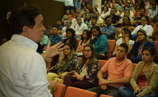 Pinheiro se reúne com servidores. Foto: Geraldo Carvalho - Ascom/Educação 
