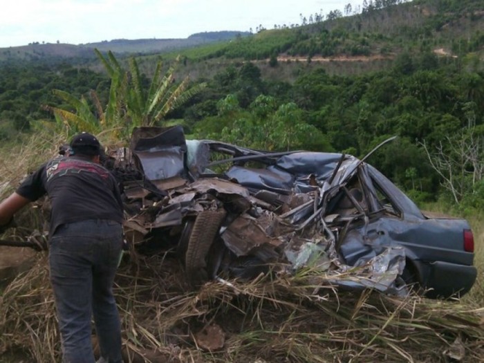 Carro foi esmagado por caminhão