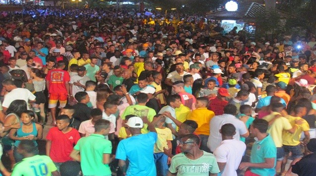 Público lota área da Vila Junina. Foto: João Lourenço 